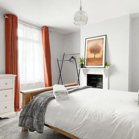 Large House With Fast Trains To London Villa Croydon Bagian luar foto