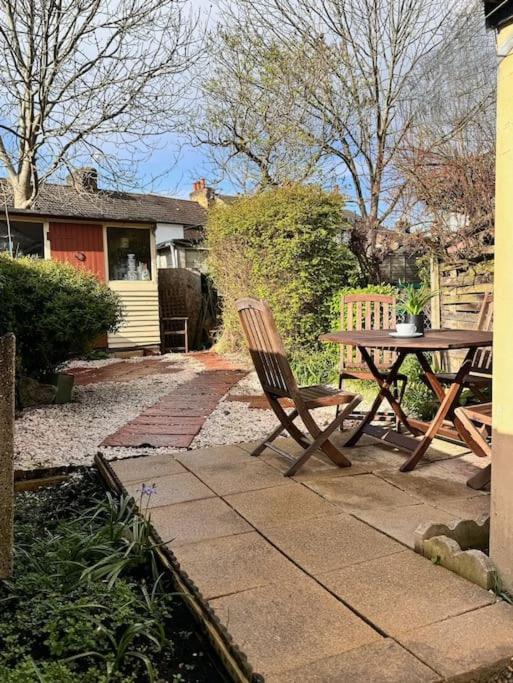 Large House With Fast Trains To London Villa Croydon Bagian luar foto